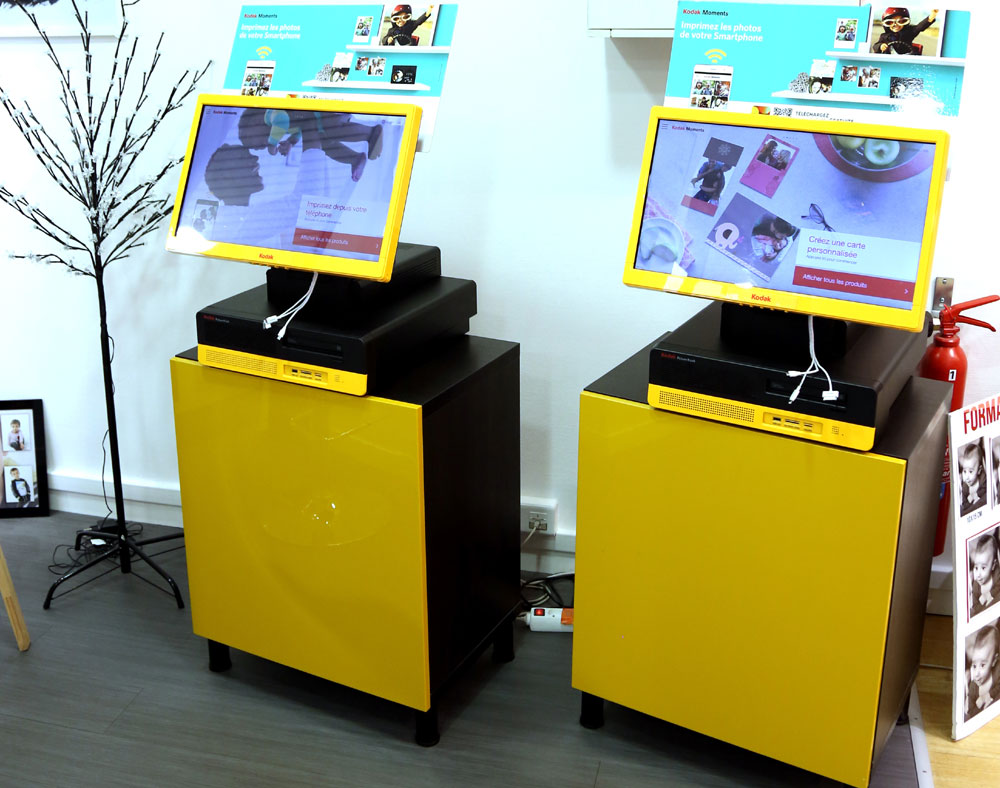 Bornes Kodak Moments jaunes dans le magasin