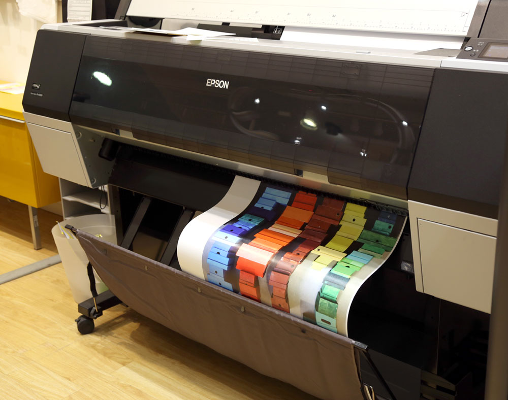 Traceur Epson imprimant un grand format